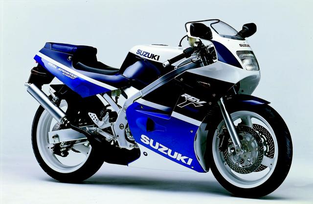 画像: ■SUZUKI RGV250Γ 1988年3月発売 スズキは1983年2月、市販2輪車として初めて採用したアルミ製角パイプフレームに水冷パラレルツインを搭載し、本格的なフルカウリングを備えたRG250Гを発売。爆発的なヒットとなり、レーサーレプリカブームの礎を築いた。それから5年後の1988年3月、強力なライバルから王座を奪還するために投入されたのがRGV250Гだ。パワーユニットは、RGV-Гのハーフ版ともいえる水冷90度V型2気筒で、市販車初のメッキシリンダーであるSBCシリンダーや、1気筒に2つのバルブを備えた排気デバイスのAETC、メインチューブが日の字断面のDC-ALBOXフレームといった、当時の先進的メカニズムを満載していた。その後、1990年に倒立式フォークと湾曲リアアームを、1993年にトラス形状のスイングアームを採用する。さらに1996年には、セルスターター装備の水冷70度Vツインを搭載した最終作、RGV-Г250SPを開発していった。●水冷2ストクランクケースリードV型2気筒●249cc●45PS/9500rpm●3.8kg-m/8000rpm●128kg●110/70-17・140/60-18●56万9000円