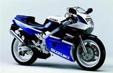 画像: ■SUZUKI RGV250Γ 1988年3月発売 スズキは1983年2月、市販2輪車として初めて採用したアルミ製角パイプフレームに水冷パラレルツインを搭載し、本格的なフルカウリングを備えたRG250Гを発売。爆発的なヒットとなり、レーサーレプリカブームの礎を築いた。それから5年後の1988年3月、強力なライバルから王座を奪還するために投入されたのがRGV250Гだ。パワーユニットは、RGV-Гのハーフ版ともいえる水冷90度V型2気筒で、市販車初のメッキシリンダーであるSBCシリンダーや、1気筒に2つのバルブを備えた排気デバイスのAETC、メインチューブが日の字断面のDC-ALBOXフレームといった、当時の先進的メカニズムを満載していた。その後、1990年に倒立式フォークと湾曲リアアームを、1993年にトラス形状のスイングアームを採用する。さらに1996年には、セルスターター装備の水冷70度Vツインを搭載した最終作、RGV-Г250SPを開発していった。●水冷2ストクランクケースリードV型2気筒●249cc●45PS/9500rpm●3.8kg-m/8000rpm●128kg●110/70-17・140/60-18●56万9000円