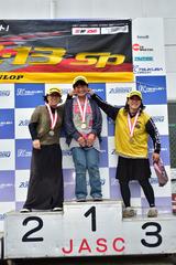 画像: レディスライダー総合トップ3 1位・中嶋ちはる(C1級) 1分44秒153 2位・本間君枝(C1級) 1分44秒662 3位・伊藤華子(C1級) 1分45秒047