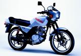 画像: SUZUKI GS125E カタナ 1982年8月 カタナデザインを採用したGSシリーズ最少モデル。スタイリッシュなビキニカウルと経済性に優れる4ストシングルがアピールポイントだ。 ●空冷4ストOHC2バルブ単気筒●124cc●14PS/10000rpm●1.0kg-m/8500rpm●101kg●2.75-18・3.00-18●24万3000円