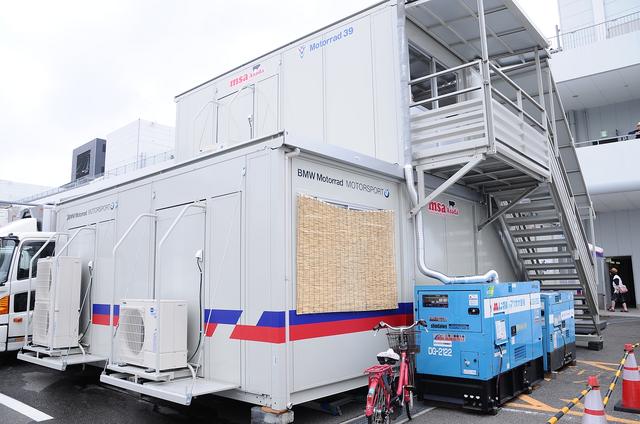 画像: 酒井大作率いるBMWモトラッドも2階建て! ファンのこと思いやるこのチームのホスピ力、すごいす!