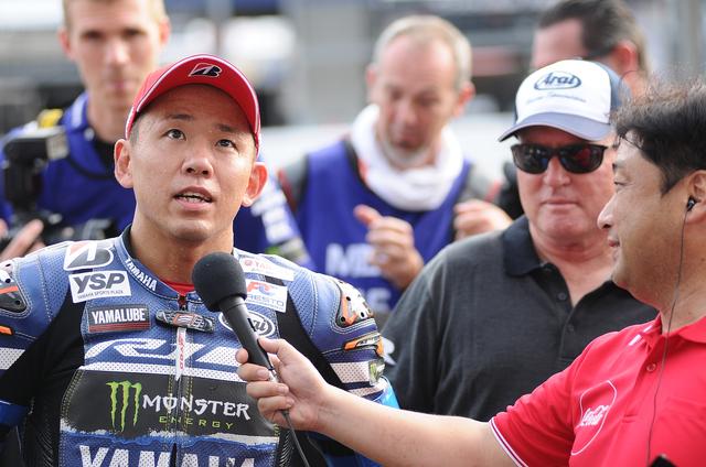 画像: レースアナウンサー辻野さんにインタビューされる中須賀を頼もしげに見つめるキング!