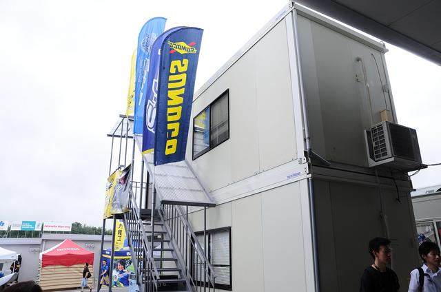 画像: ついに出ました、2階建てプレハブ! MotoMapサプライFutureAccessは、青木/今野/ジョシュのチームね