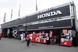 画像: ひときわデッカいホンダのグッズショップ。掘り出し物とかアウトレットコーナーもありました