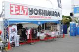 画像: 8耐といえばヨシムラショップ サーキットじゅう、ヨシムラのウエア着たファン、たくさんいます^^