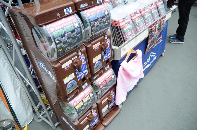 画像: 途中で発見!8耐歴代優勝マシンのピンズはいってるガチャガチャです! 時間なくてできなかった><
