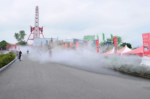 画像: グランプリスクエアにはクーリングミストが! 涼しかった~ でもカメラもしっとり濡れた~><