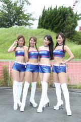画像1: 目を引く衣装の4人がチームを応援!