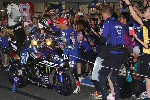 画像: フィニッシュライダーのロウズを迎えるvd・マークと中須賀 歓喜の瞬間!