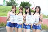 画像3: 目を引く衣装の4人がチームを応援!