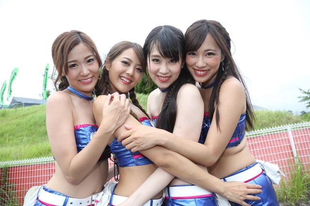 画像2: 目を引く衣装の4人がチームを応援!