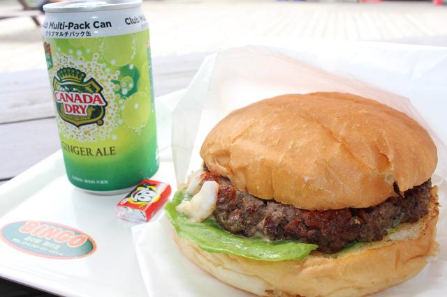 画像: BINGO burger (850円) +150円でドリンクセットになります。 口直しのガムも付いてました。