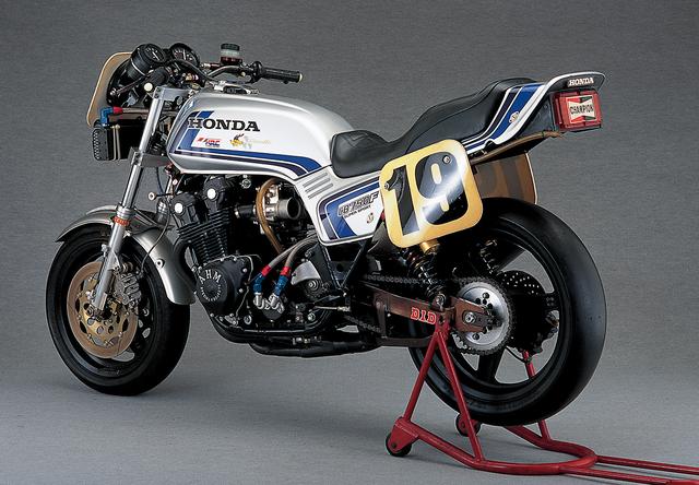 画像: エンジンや足周りがフルチューンなのに外観がノーマル風のネイキッドスタイルなのは、AMAスーパーバイクのレギュレーションのため。何と78年まではマフラーも外見上はノーマルでなければならなかった。