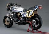 画像: エンジンや足周りがフルチューンなのに外観がノーマル風のネイキッドスタイルなのは、AMAスーパーバイクのレギュレーションのため。何と78年まではマフラーも外見上はノーマルでなければならなかった。