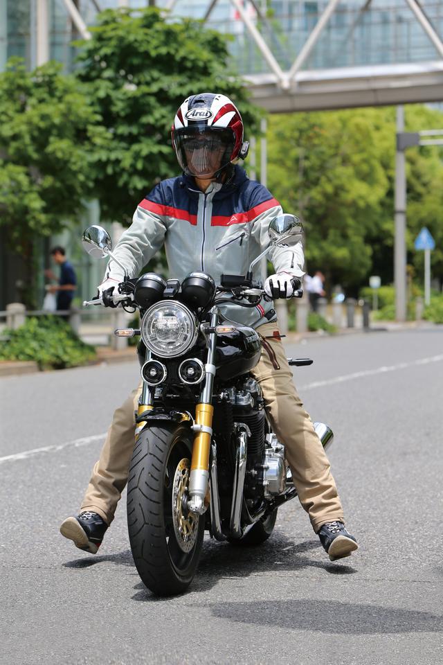 画像: どんな路面でもどんなバイクでも、信号待ちや信号停止する時速10㎞/h以下でも車体垂直&脱力を意識。この補正能力はフルバンク走行時のバランス補正要素と本質は変わらない。