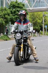 画像: どんな路面でもどんなバイクでも、信号待ちや信号停止する時速10㎞/h以下でも車体垂直&脱力を意識。この補正能力はフルバンク走行時のバランス補正要素と本質は変わらない。