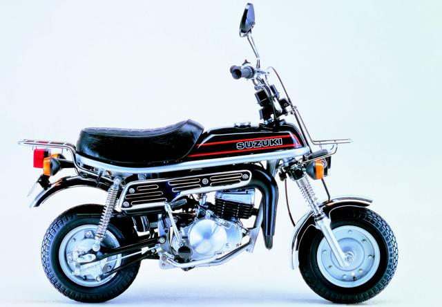 画像: SUZUKI エポ 1979年4月 HONDA モンキーの対抗馬として、スズキが開発したミニレジャーバイク。前後8インチホイール、空冷2ストエンジンに、5速ミッションの本格的な装備で軽快な走りをみせた。1981年7月には全身をブラック&ゴールドでまとめたLTDが、1993年にはカラー変更して再販されている。 ●空冷2スト・パワーリードバルブ単気筒●49cc●3.8PS/6000rpm●0.45kg-m/5500rpm●64kg●3.50-8・3.50-8●10万5000円