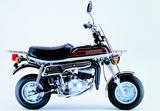 画像: SUZUKI エポ 1979年4月 HONDA モンキーの対抗馬として、スズキが開発したミニレジャーバイク。前後8インチホイール、空冷2ストエンジンに、5速ミッションの本格的な装備で軽快な走りをみせた。1981年7月には全身をブラック&ゴールドでまとめたLTDが、1993年にはカラー変更して再販されている。 ●空冷2スト・パワーリードバルブ単気筒●49cc●3.8PS/6000rpm●0.45kg-m/5500rpm●64kg●3.50-8・3.50-8●10万5000円