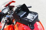 画像: HenlyBegins スマホタンクバッグ 価格:Mサイズ・1万円/Lサイズ・1万1500円(共に税別価格) 真夏の直射日光下でもバイザーがあることで画面はクッキリ見える。スマホの下にはツーリングマップルも入れられ、停車時にグローブ部などを挟み込めるドローコードも備えている。