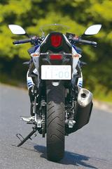 画像: ヘッドライトはGSX-Rシリーズを思わせるデザイン。フロントのポジションランプとリアのテールランプには、新設計の面発光LEDを採用して、スポーティで迫力のあるルックスをさらに引き立てている。