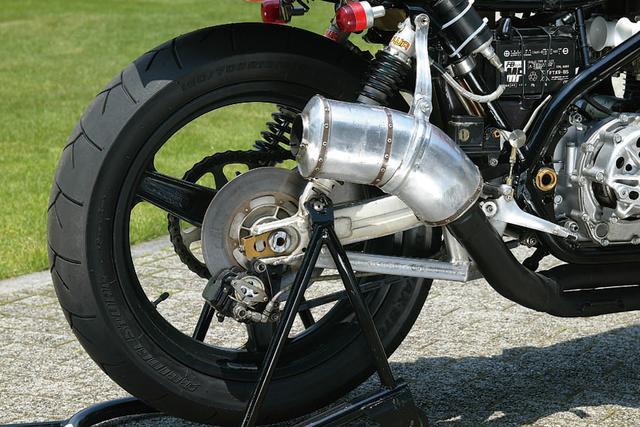 画像: この1981年8耐ウイナーのRS1000、マフラーは4-2-1集合タイプ。太く短く大きく曲げられているサイレンサーが特徴だ。