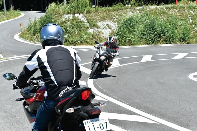 画像: 対向車線の動きを先読みしよう! バイクはもちろんバス、トラック、クルマに最近は自転車のセンターオーバーもあるから要注意。わずかなペースダウンで先読み力は一気に上がる。