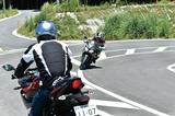 画像: 対向車線の動きを先読みしよう! バイクはもちろんバス、トラック、クルマに最近は自転車のセンターオーバーもあるから要注意。わずかなペースダウンで先読み力は一気に上がる。