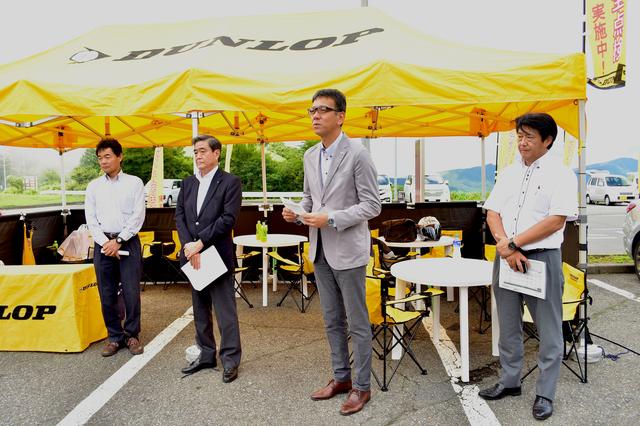 画像: ダンロップモーターサイクルコーポレーション・下方康司社長(右から2人目)、住友ゴム工業タイヤ国内リプレイス本部・橋口高志特命担当部長(左から2人目)