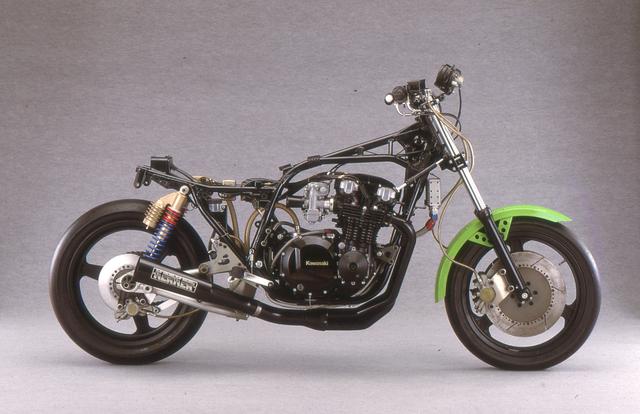 画像: フレームはKZ1000Jと基本的な構成は共通だが、軽量化のためシートレール切断など各部を簡素化。 ディメンションはほぼワークスマシンのままで、サス、ブレーキなど足周りのパーツも共通だ。