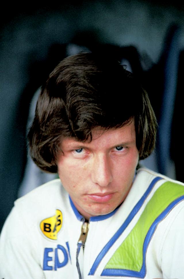 画像: 【エディ・ローソン】 1958年アメリカ・カリフォルニア州生まれ メジャーレースデビューは1979年AMAのGP250クラスで、ランキング2位となったが、その年のチャンピオンこそが、後のライバル、フレディ・スペンサー。AMAでは、80、81年にGP250を、81、82年にスーパーバイクタイトルを獲得。83年には、ケニー・ロバーツのチームメイトとして世界GPへ転出し、84/86/88/89年にGP500クラスのチャンピオンを獲得。しかも、88年にヤマハでチャンピオンを獲得すると、89年にはホンダに移籍して2連覇するという離れ技を演じている。レーシングライダーとしての闘志を前面に押し出さずにクールに振る舞い、決勝レース中の転倒の少なさと、手堅くポイントを獲得する戦術で「ステディ・エディ」と呼ばれた。