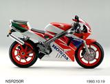 画像: NSR250R (MC28) 世界初のPGMメモリーカードシステムを採用し1993年に登場した最終型。カウル形状を見直し、ガルアームをプロアーム化したことで、スタイリングは一新された。当時新車価格68万円/72万円(SE)/80万円(SP)。