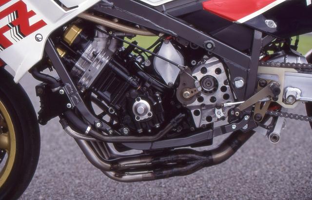 画像: 1986年のFZ750スーパーバイクのエンジンは、市販車よりもシリンダーを1mmmボアアップするのが許されていたため排気量は771cc、キャブはマグネシム製のTDM36。1986年のデイトナ仕様では最高出力は135PS。
