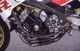 画像: 1986年のFZ750スーパーバイクのエンジンは、市販車よりもシリンダーを1mmmボアアップするのが許されていたため排気量は771cc、キャブはマグネシム製のTDM36。1986年のデイトナ仕様では最高出力は135PS。