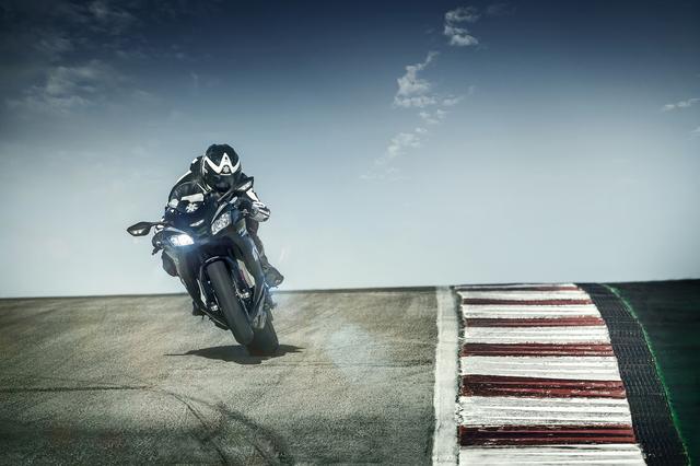 画像: 今回は先導車でZX-10RRが登場! レアな実車をご覧いただけます。