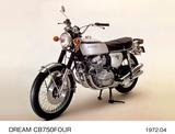 画像: CB750Four (K2) 1972年にK 2へとマイナーチェンジ。ヘッドライトステーがメッキタイプになった他、テールランプは大型化。ハンドルクランプ上にインジケーターパネルを装備。ヘルメットホルダーも追加された。