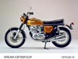 画像: CB750Four (K1) 1970年、予想をはるかに上回るK 0のセールスに生産が追いつかず、生産性を向上させるためにエンジンを砂型鋳造からアルミダイキャストに切り替えて発売されたのがK 1。アクセルワイヤーも強制開閉式の2本ワイヤーに変更し、外装も見直し、足着き性も向上している。当時新車価格38万5000円。