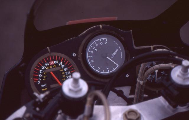 画像: タコメーターとその右側の水温計は2スト市販レーサーのTZ500用を使っている。スピードメーターはダミー。クラッチは本来の油圧式ではなく、ワイヤー式に変更されている。