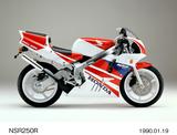 画像: NSR250R (MC21) MC18後期モデルを経て、1990年にフルモデルチェンジで登場。シリンダーやヘッド、クランクを新設計しただけでなく、ガルアームを新採用。異形角型2灯式ヘッドライトで顔つきも大きく変更。当時新車価格60万9000円。