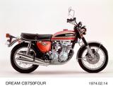 画像: CB750Four (K4) 1974年、K 3は輸出車用のため、国内ではK 2からK 4へとチェンジ。カラー&グラフィックは大きく変更され、タンクには極太なラインを採用。速度警告計をメーター間からステアリングステム上面に移動した。当時新車価格39万5000円。