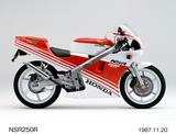 画像: NSR250R (MC18) 初代NSRのMC16登場から約1年後、フルモデルチェンジで発表されたのがMC18。88年式=「ハチハチ」の愛称で親しまれる、歴代NSRの中でも最強と呼び声が高いモデル。当時新車価格は57万9000円。