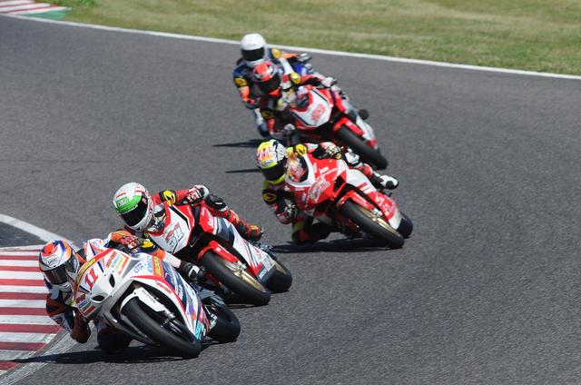 画像: サリムの速さに手を焼く11山本ですが、ホンダに乗り換えて初年度のチャンピオンを狙っています