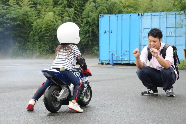 画像: パパに向かってそろーっと走るさなちゃん