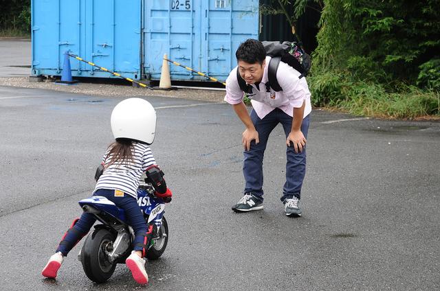 画像: まずはエンジンかけずに足で地面キックの練習です