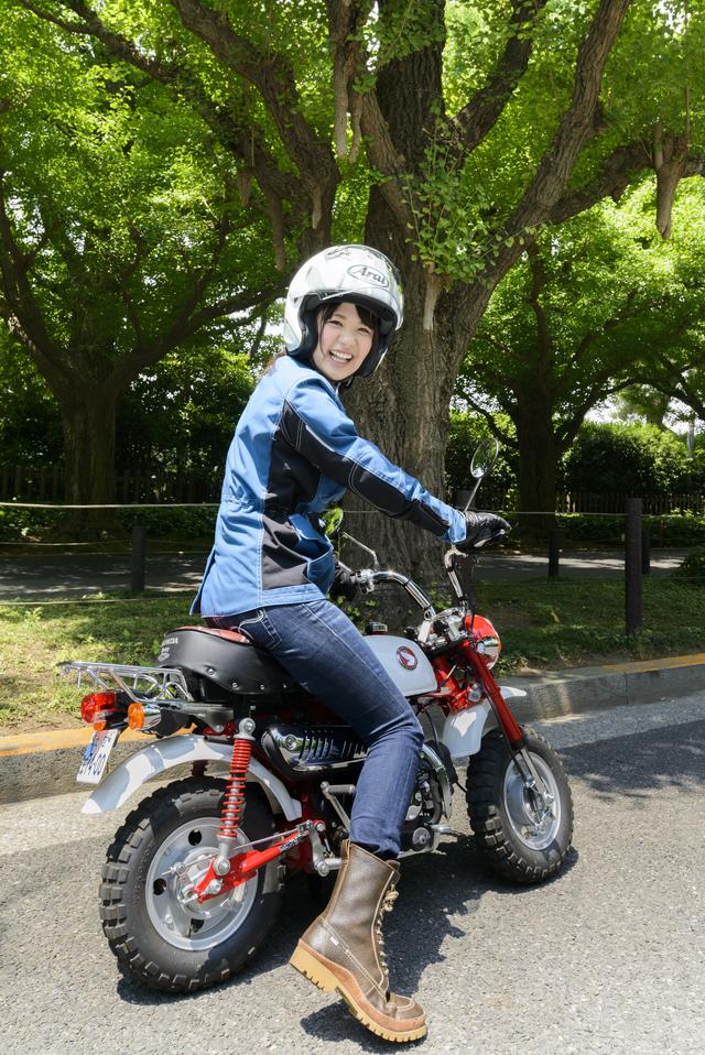 画像: モンキーってプライマリーキックじゃないから、クラッチを握ったままだと、クランクシャフトが回せなくてスカッとなっちゃうんだよ。だからクラッチを離さないとエンジンがかからないよ
