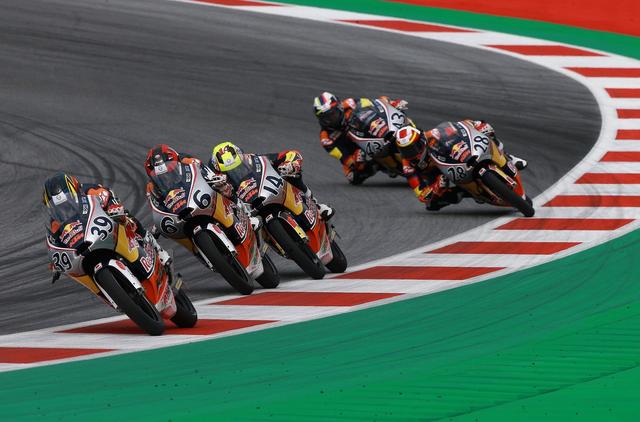 画像: 39が眞崎 レース2ではmoto3らしい、最終ラップまで続く大混戦を制しました!