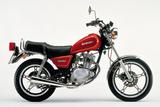 画像: ■SUZUKI GN125E(1982年8月発売) シングルエンジンの軽快な乗り味と経済性を活かしたシリーズ最小モデル。250と同じく新デザインのキャストホイールを採用する。 ●空冷4ストOHC2バルブ単気筒●124cc●14PS/10000rpm●1.0kg-m/8500rpm●101kg●2.75-18・3.50-16●24万3000円