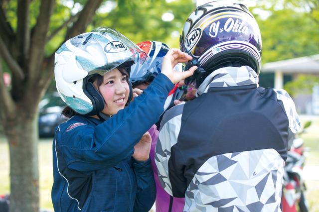 画像: グループが集まったら一緒にペアリング操作をすればすぐにグループ通話が行える。ヘルメットをかぶった状態なら隣のライダーのスイッチを押してあげるとスムーズ。