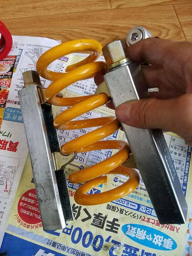 画像: バネも交換します。