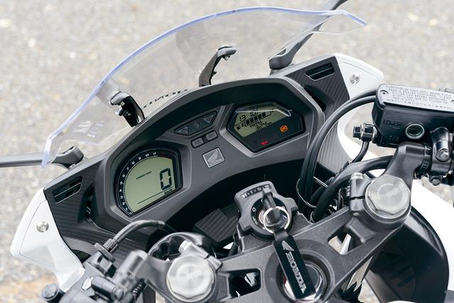 画像: 燃料計、時計、各種燃費計など車両情報を集約したフル液晶タイプの2眼メーター。「面白いデザインですよね。ギアポジションがあればもっと良いなと思いました。