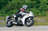 画像: CBR600RRに比べると、650は神経質にならずにスポーツライディングが楽しめるのが魅力です。ABS付きのブレーキは、公道では必須の装備と思いますね。